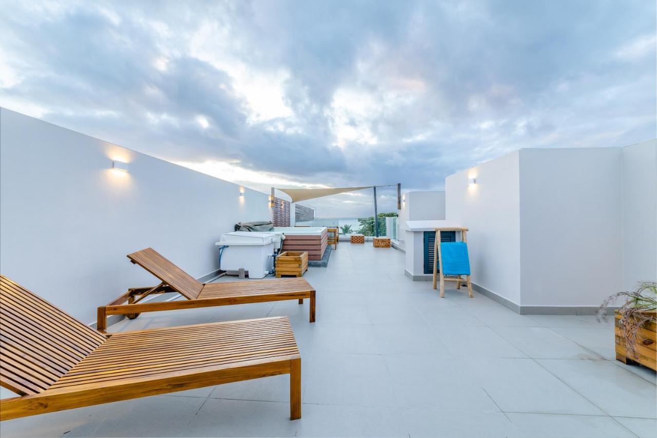 One Bay Residence Unit 15 - Penthouse With Private Roof Top, Jacuzzi And Sea View Grand-Baie Exterior photo