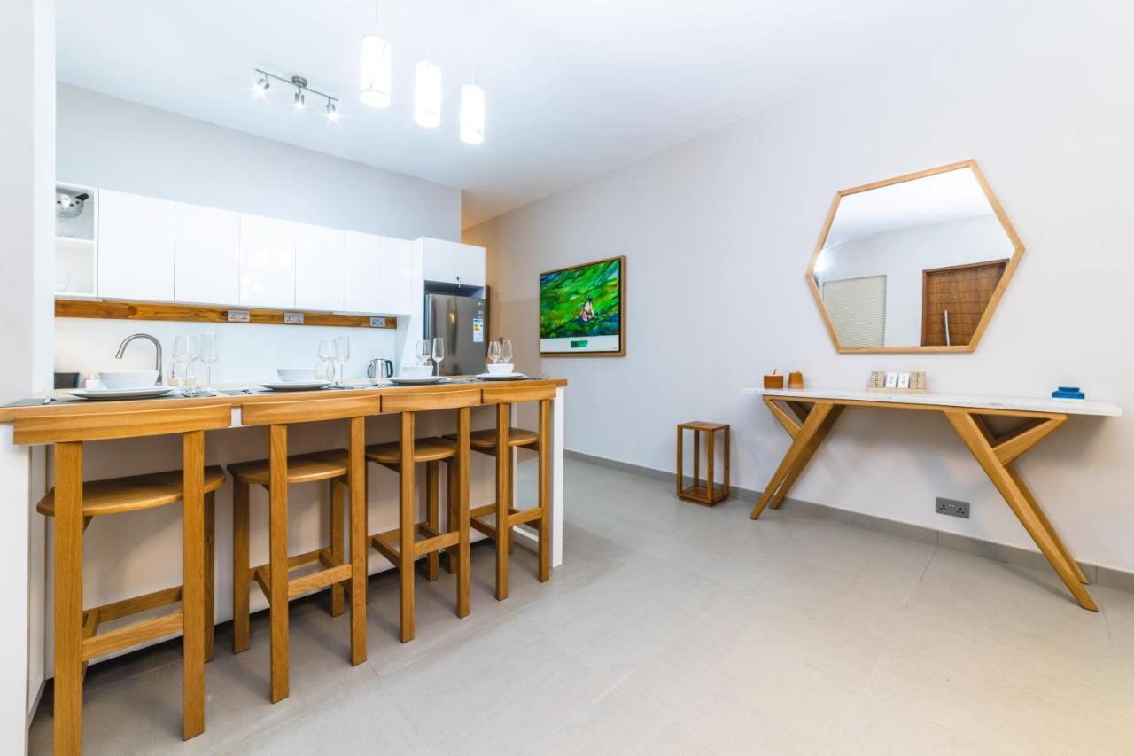 One Bay Residence Unit 15 - Penthouse With Private Roof Top, Jacuzzi And Sea View Grand-Baie Exterior photo
